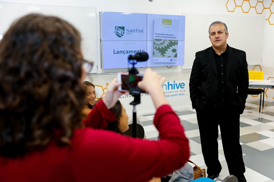 lançamento livro marcos.jpg