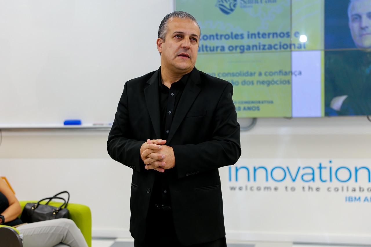 lançamento livro marcos 2.jpeg